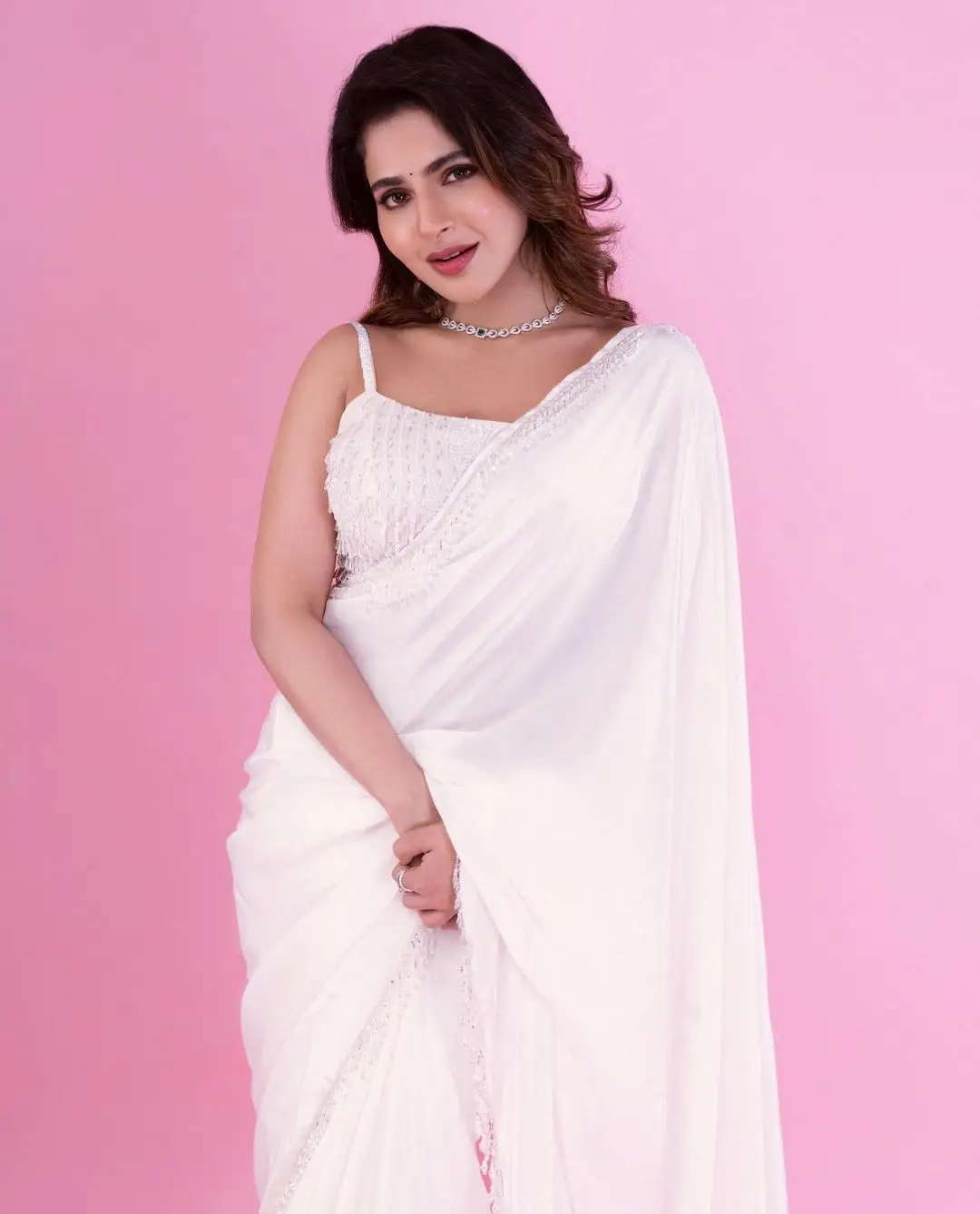 Indian Girl Iswarya Menon In Traditional White Saree Sleeveless Blouse